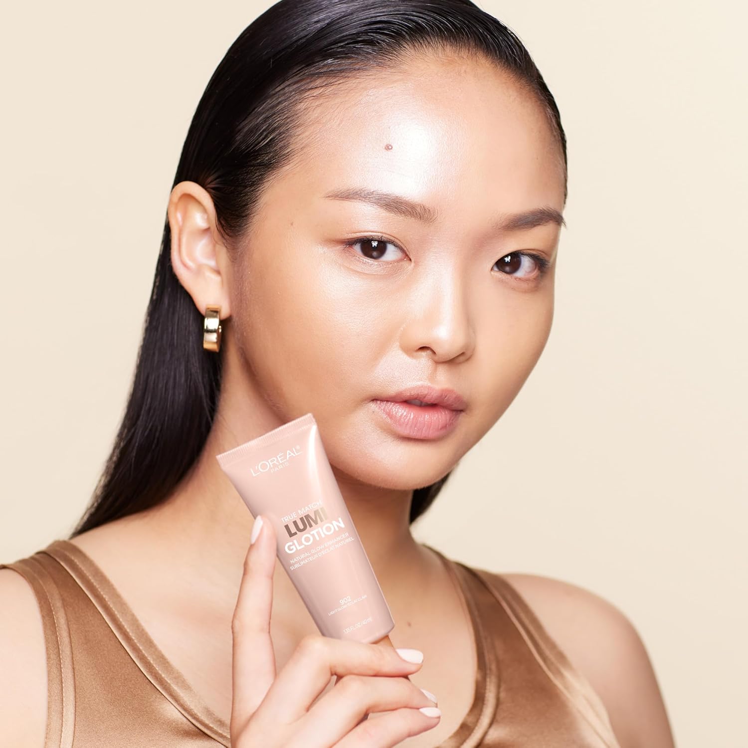 1760831202_LOreal-Paris-Makeup-True-Match-Lumi-Glotion-Natural-Glow-Enhancer-Illuminator-Highlighter-Bronzing-Drops-For-a-Sun-Kissed-Glow-902-Light.jpg L'Oreal Paris Makeup True Match Lumi Glotion, Natural Glow Enhancer, Illuminator Highlighter, Bronzing Drops For a Sun-Kissed Glow, 902 Light - Image 8