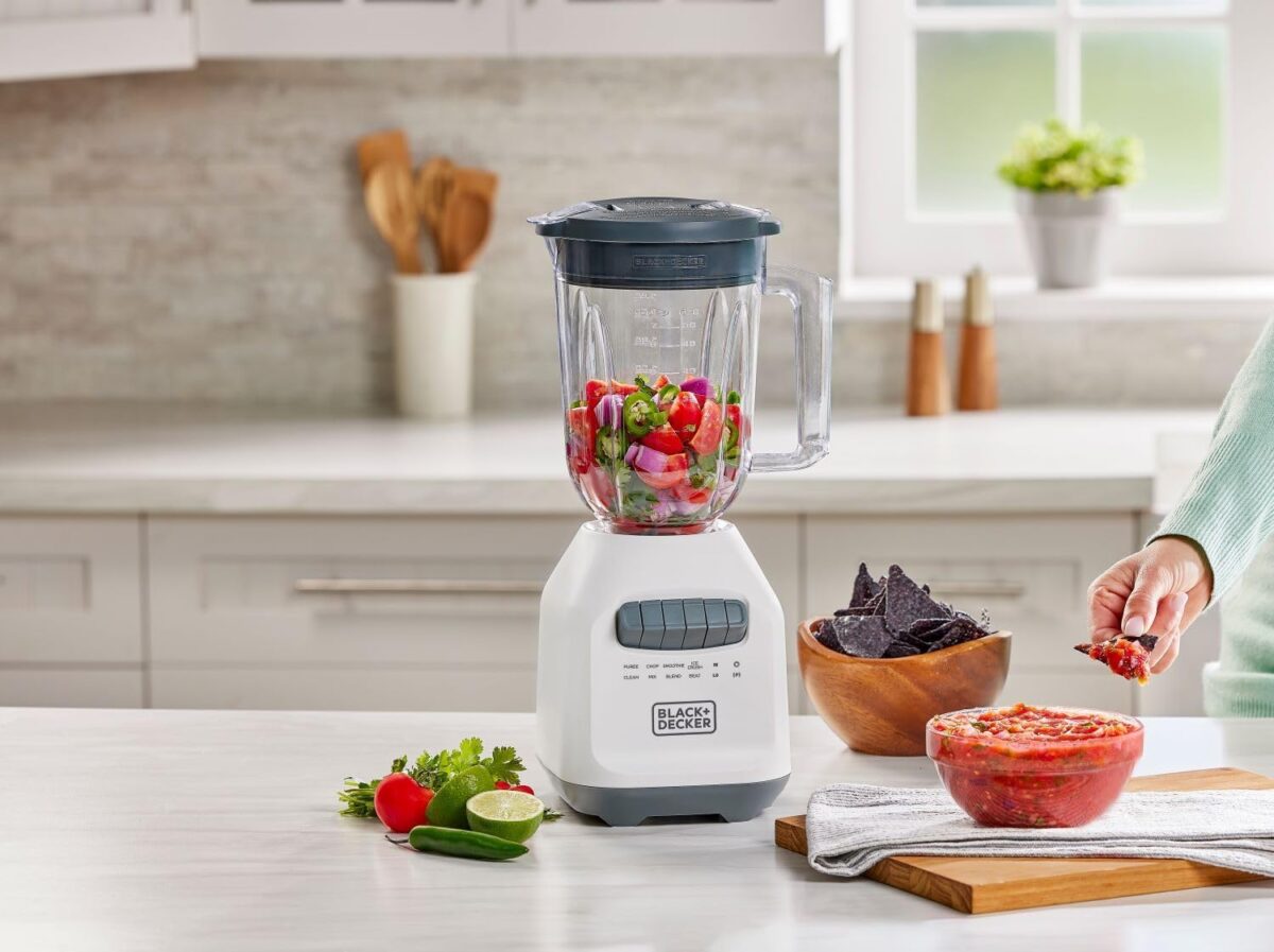 BLACK+DECKER 750W Ice Crushing Blender, 56oz PerfectPour Jar, 6-Tip Stainless Steel Blade, 8 Speeds + Pulse, White - Image 4